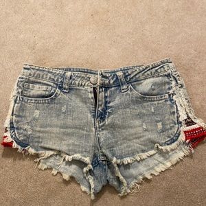 low rise light wash jean shorts w detail